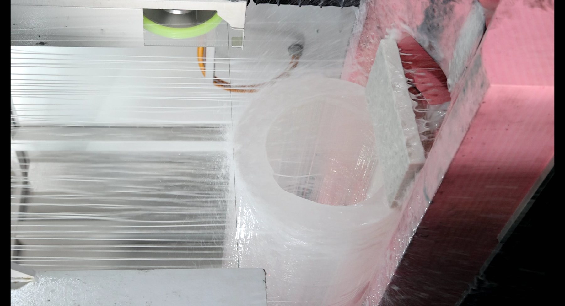Découpe à grande vitesse d'un 415 échantillon de quartz de mm avec une scie à fil diamanté sans fin