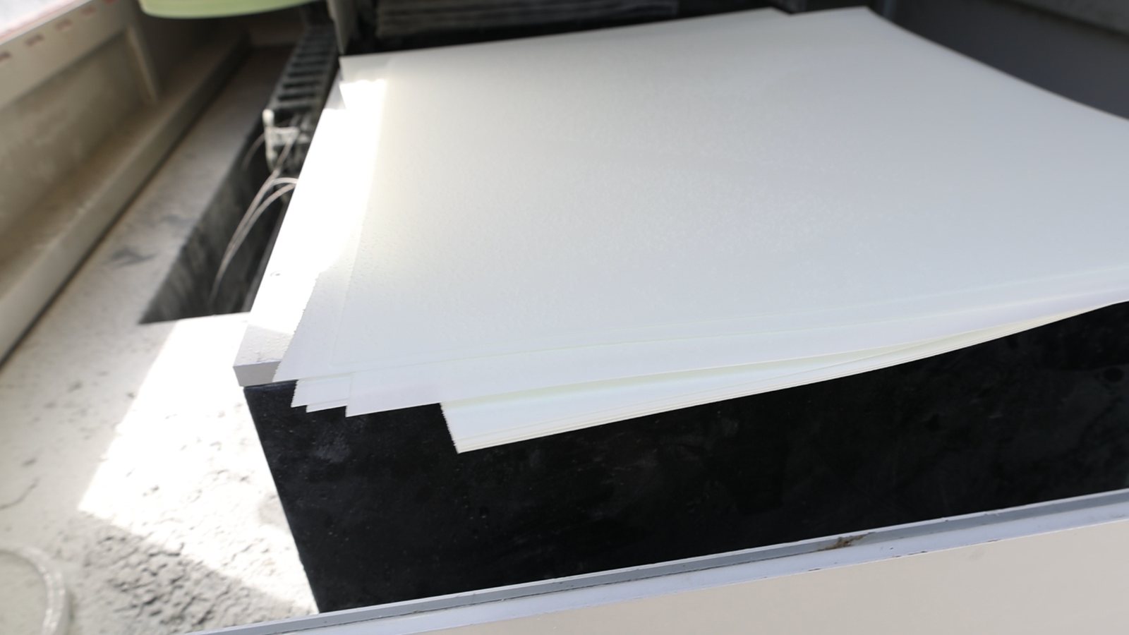 PMI foam slices of 0.8 mm nominal thickness produced by diamond wire loop cutting